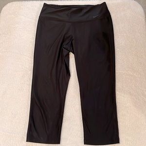 Women’s Nike dri-fit capris legging size M, like new